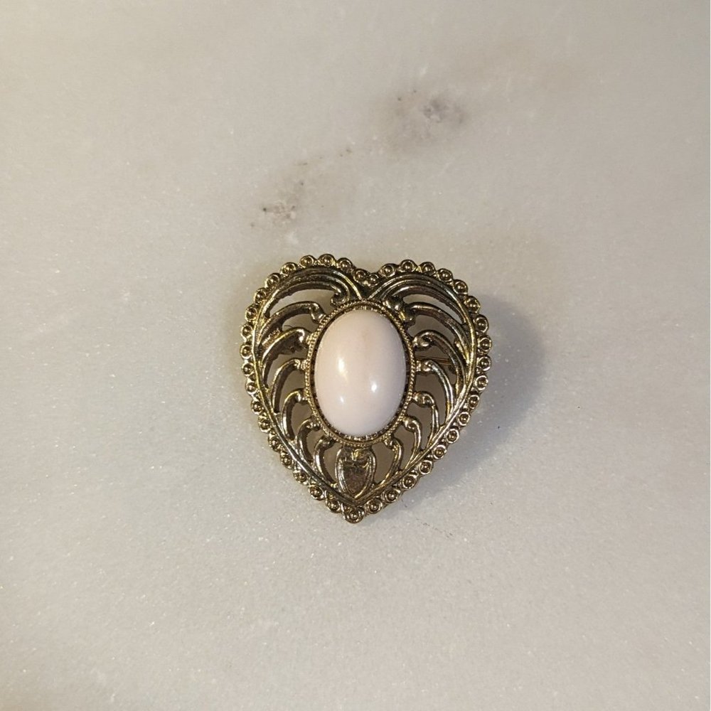 Vintage Heart Shaped Art Deco Gold Tone Brooch / Pin‎ With White Stone